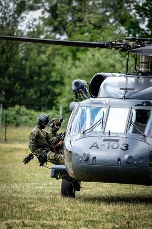Policyjne ćwiczenia z użyciem śmigłowca Black Hawk