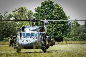 Policyjne ćwiczenia z użyciem śmigłowca Black Hawk