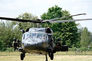 Policyjne ćwiczenia z użyciem śmigłowca Black Hawk