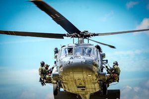 Policyjne ćwiczenia z użyciem śmigłowca Black Hawk