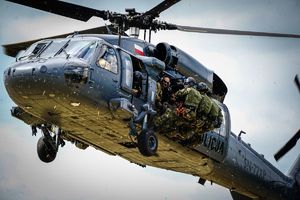 Policyjne ćwiczenia z użyciem śmigłowca Black Hawk