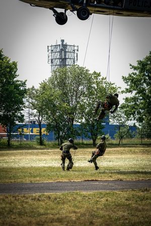 Policyjne ćwiczenia z użyciem śmigłowca Black Hawk