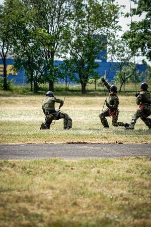 Policyjne ćwiczenia z użyciem śmigłowca Black Hawk