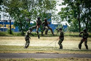 Policyjne ćwiczenia z użyciem śmigłowca Black Hawk