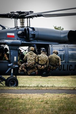 Policyjne ćwiczenia z użyciem śmigłowca Black Hawk