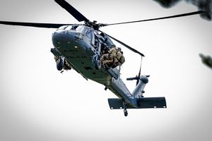 Policyjne ćwiczenia z użyciem śmigłowca Black Hawk