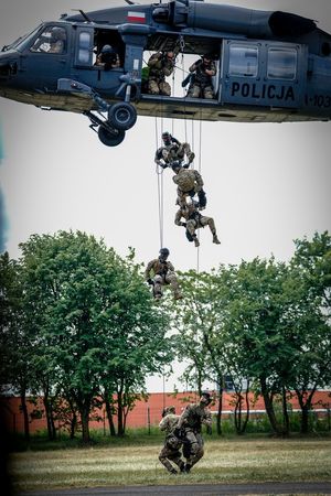 Policyjne ćwiczenia z użyciem śmigłowca Black Hawk