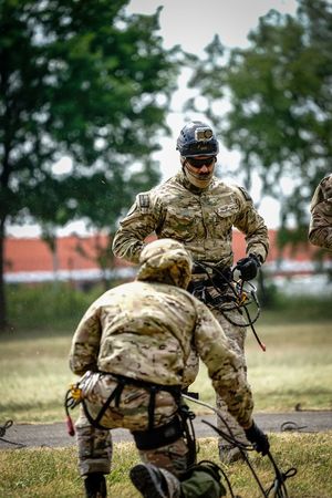 Policyjne ćwiczenia z użyciem śmigłowca Black Hawk
