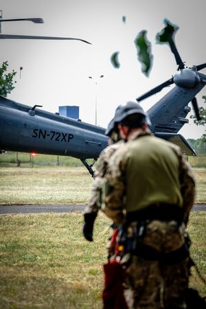 Policyjne ćwiczenia z użyciem śmigłowca Black Hawk