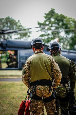 Policyjne ćwiczenia z użyciem śmigłowca Black Hawk