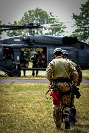 Policyjne ćwiczenia z użyciem śmigłowca Black Hawk