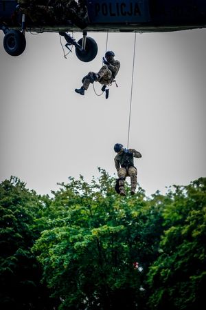 Policyjne ćwiczenia z użyciem śmigłowca Black Hawk