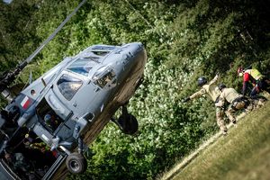 Policyjne ćwiczenia z użyciem śmigłowca Black Hawk