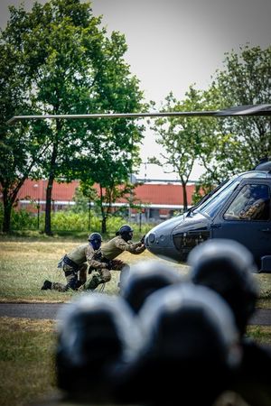 Policyjne ćwiczenia z użyciem śmigłowca Black Hawk