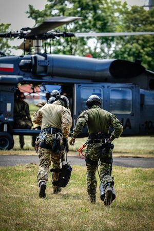 Policyjne ćwiczenia z użyciem śmigłowca Black Hawk