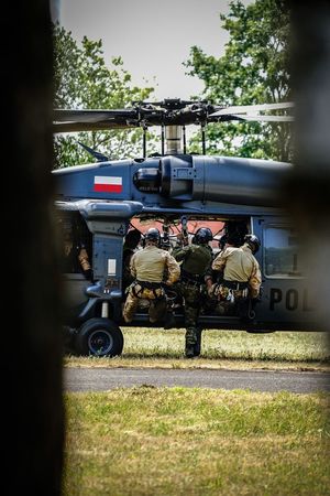 Policyjne ćwiczenia z użyciem śmigłowca Black Hawk