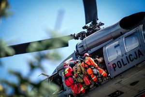 Policyjne ćwiczenia z użyciem śmigłowca Black Hawk