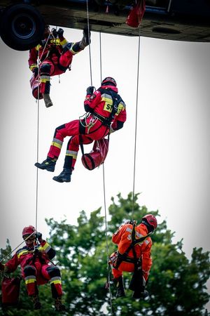 Policyjne ćwiczenia z użyciem śmigłowca Black Hawk