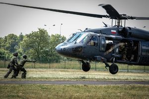 Policyjne ćwiczenia z użyciem śmigłowca Black Hawk