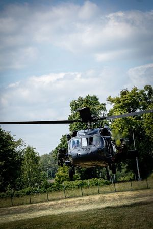 Policyjne ćwiczenia z użyciem śmigłowca Black Hawk