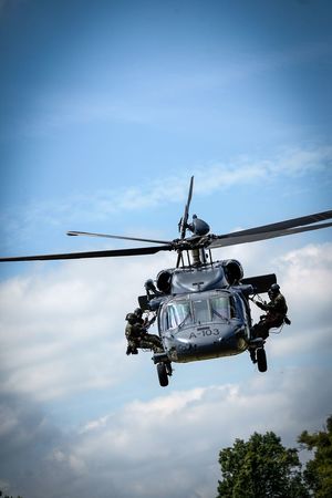 Policyjne ćwiczenia z użyciem śmigłowca Black Hawk