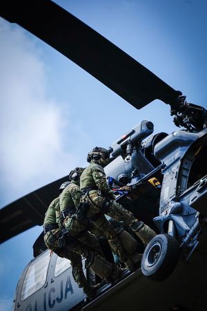 Policyjne ćwiczenia z użyciem śmigłowca Black Hawk
