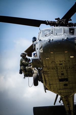 Policyjne ćwiczenia z użyciem śmigłowca Black Hawk