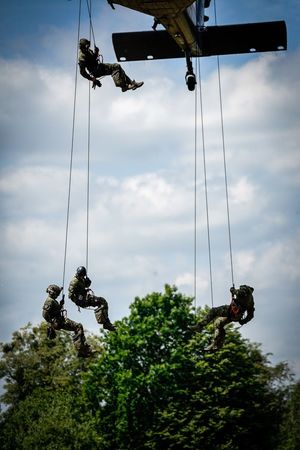 Policyjne ćwiczenia z użyciem śmigłowca Black Hawk