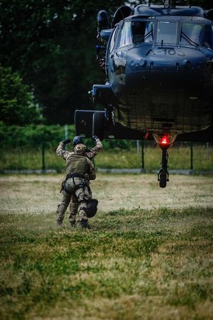 Policyjne ćwiczenia z użyciem śmigłowca Black Hawk