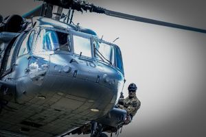 Policyjne ćwiczenia z użyciem śmigłowca Black Hawk
