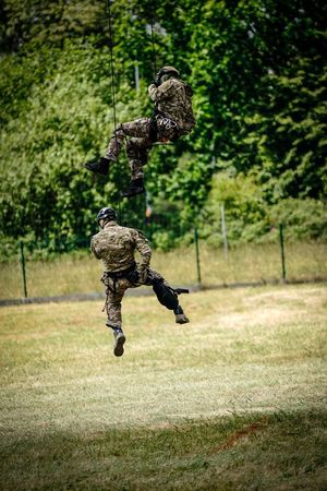 Policyjne ćwiczenia z użyciem śmigłowca Black Hawk