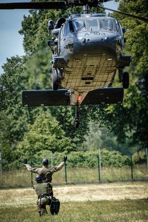 Policyjne ćwiczenia z użyciem śmigłowca Black Hawk