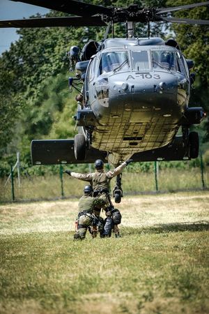 Policyjne ćwiczenia z użyciem śmigłowca Black Hawk