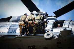 Policyjne ćwiczenia z użyciem śmigłowca Black Hawk