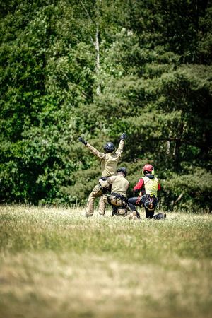 Policyjne ćwiczenia z użyciem śmigłowca Black Hawk