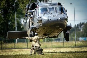Policyjne ćwiczenia z użyciem śmigłowca Black Hawk