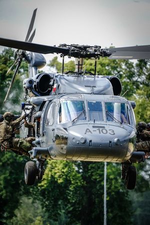 Policyjne ćwiczenia z użyciem śmigłowca Black Hawk