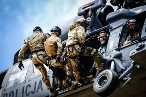 Policyjne ćwiczenia z użyciem śmigłowca Black Hawk