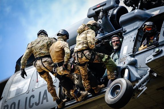 Policyjne ćwiczenia z użyciem śmigłowca Black Hawk