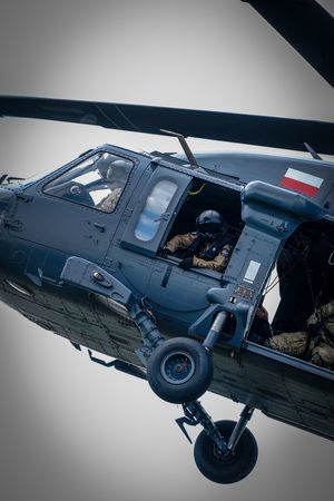 Policyjne ćwiczenia z użyciem śmigłowca Black Hawk