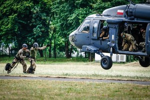 Policyjne ćwiczenia z użyciem śmigłowca Black Hawk