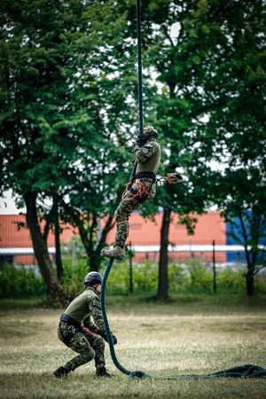 Policyjne ćwiczenia z użyciem śmigłowca Black Hawk