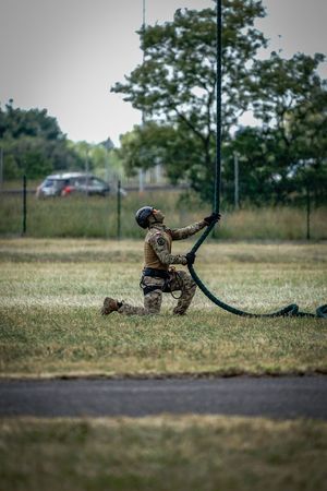 Policyjne ćwiczenia z użyciem śmigłowca Black Hawk