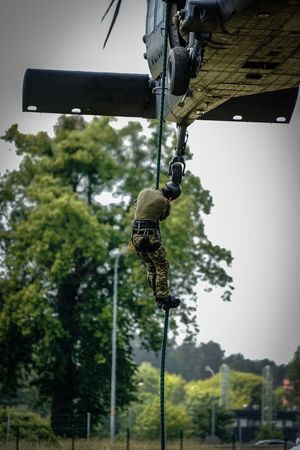 Policyjne ćwiczenia z użyciem śmigłowca Black Hawk