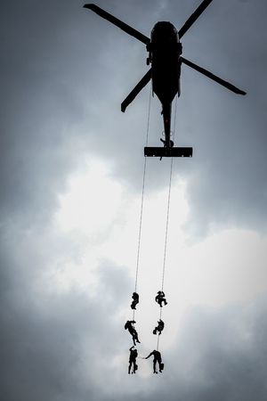 Policyjne ćwiczenia z użyciem śmigłowca Black Hawk