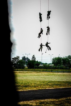 Policyjne ćwiczenia z użyciem śmigłowca Black Hawk