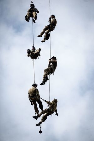 Policyjne ćwiczenia z użyciem śmigłowca Black Hawk