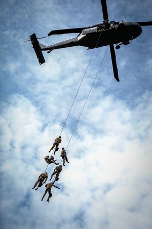 Policyjne ćwiczenia z użyciem śmigłowca Black Hawk