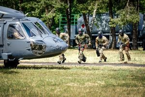 Policyjne ćwiczenia z użyciem śmigłowca Black Hawk
