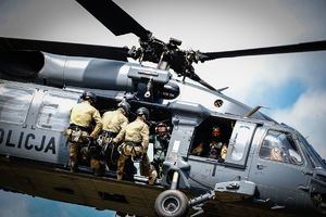 Policyjne ćwiczenia z użyciem śmigłowca Black Hawk